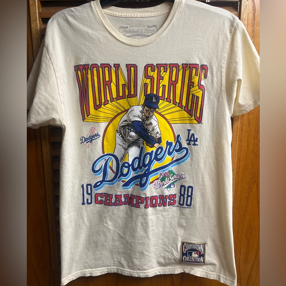 Men’s Mitchell & Ness t-shirt-size medium
